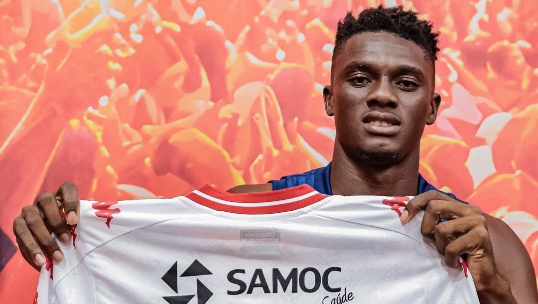 Haitiano Garrinsha com a camisa 7 do Bangu