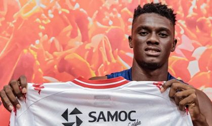Haitiano Garrinsha com a camisa 7 do Bangu