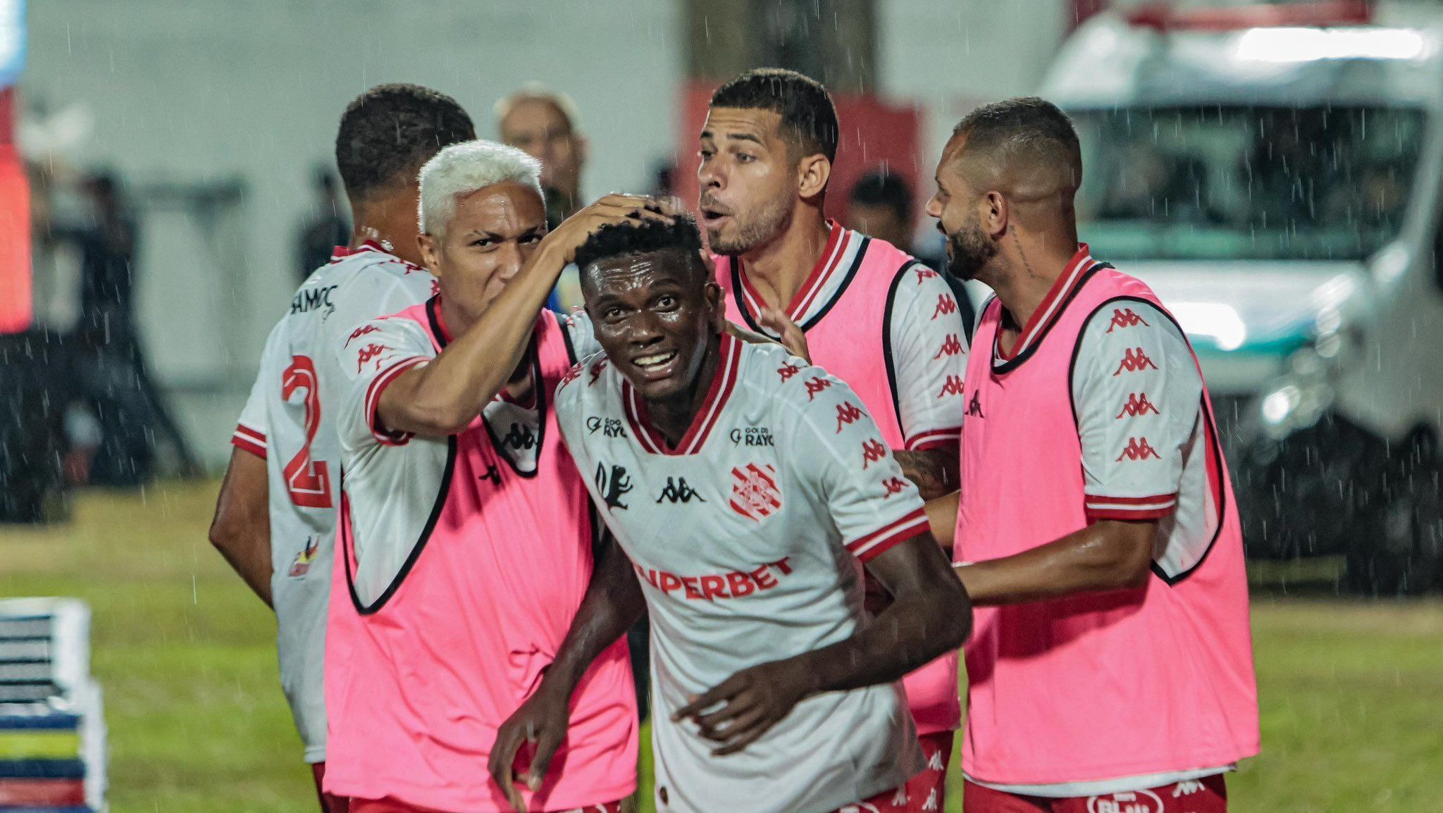 Haitiano Garrincha comemora gol do Bangu sobre o Flamengo