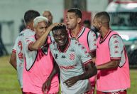Sem vencer no Cariocão, Flamengo vê show de Garrinsha e perde para Bangu