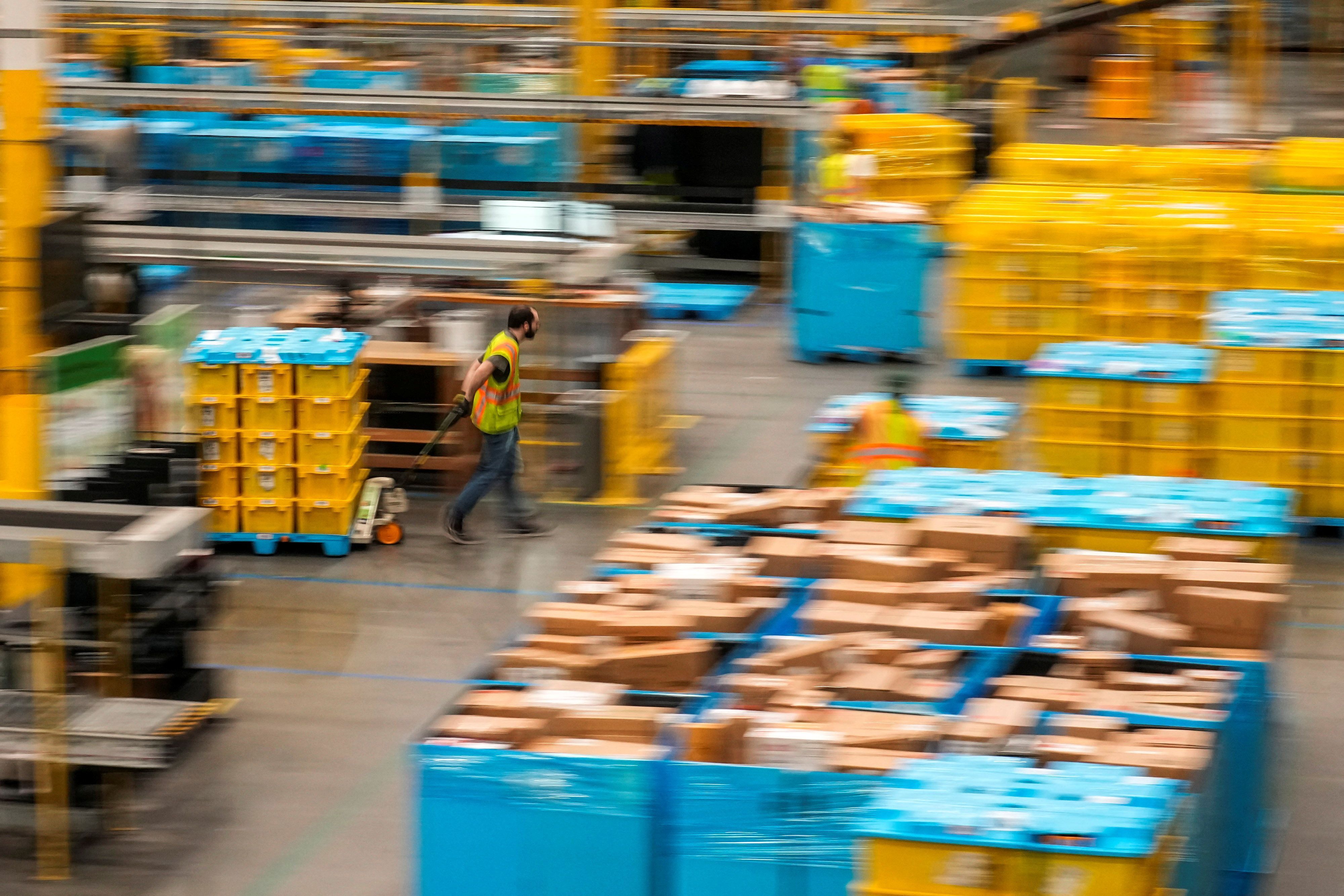 Trabalhadores organizam produtos durante a Cyber Monday de 2025 no centro de distribuição da Amazon em Robbinsville, EUA