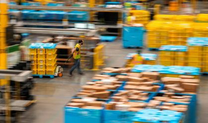 Trabalhadores organizam produtos durante a Cyber Monday de 2025 no centro de distribuição da Amazon em Robbinsville, EUA