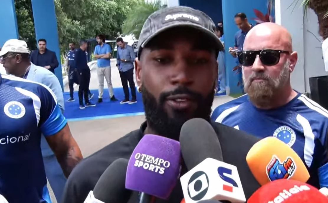 Gerson chega ao CT do Cruzeiro e fala com a imprensa