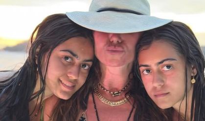 Giovanna Antonelli curte praia em Angra dos Reis com filhas gêmeas; veja