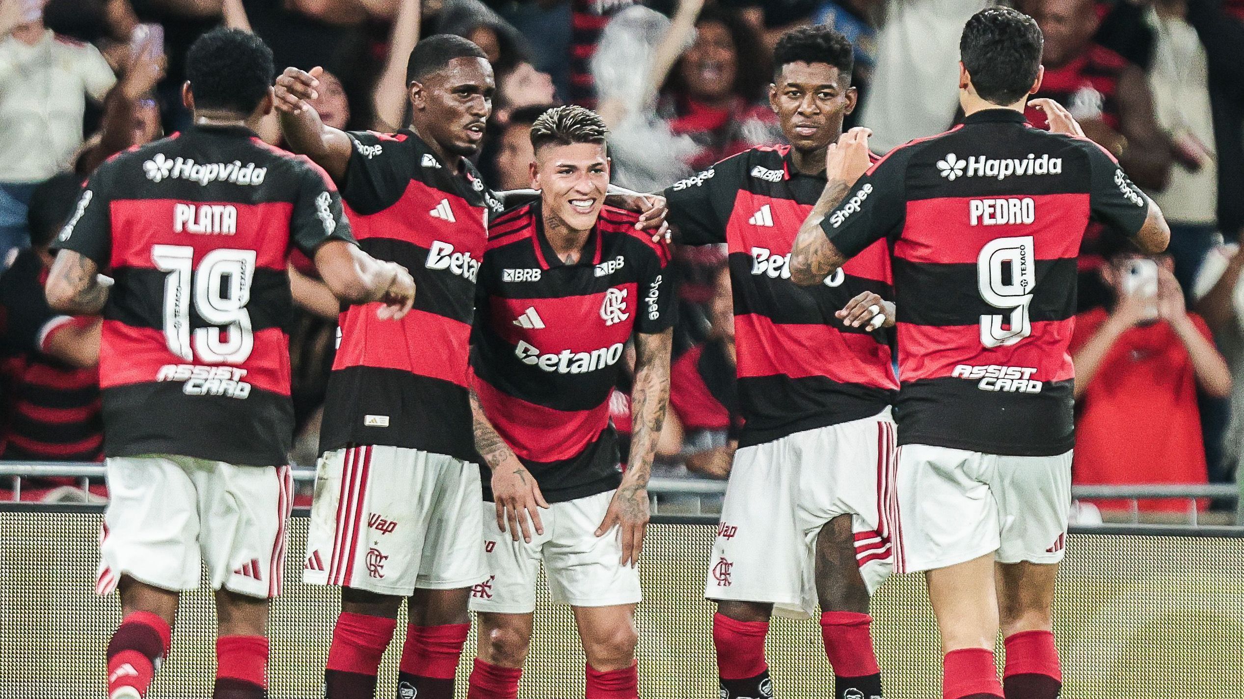 Jogadores do Flamengo comemoram com Carrascal o gol da vitória no clássico contra o Vasco