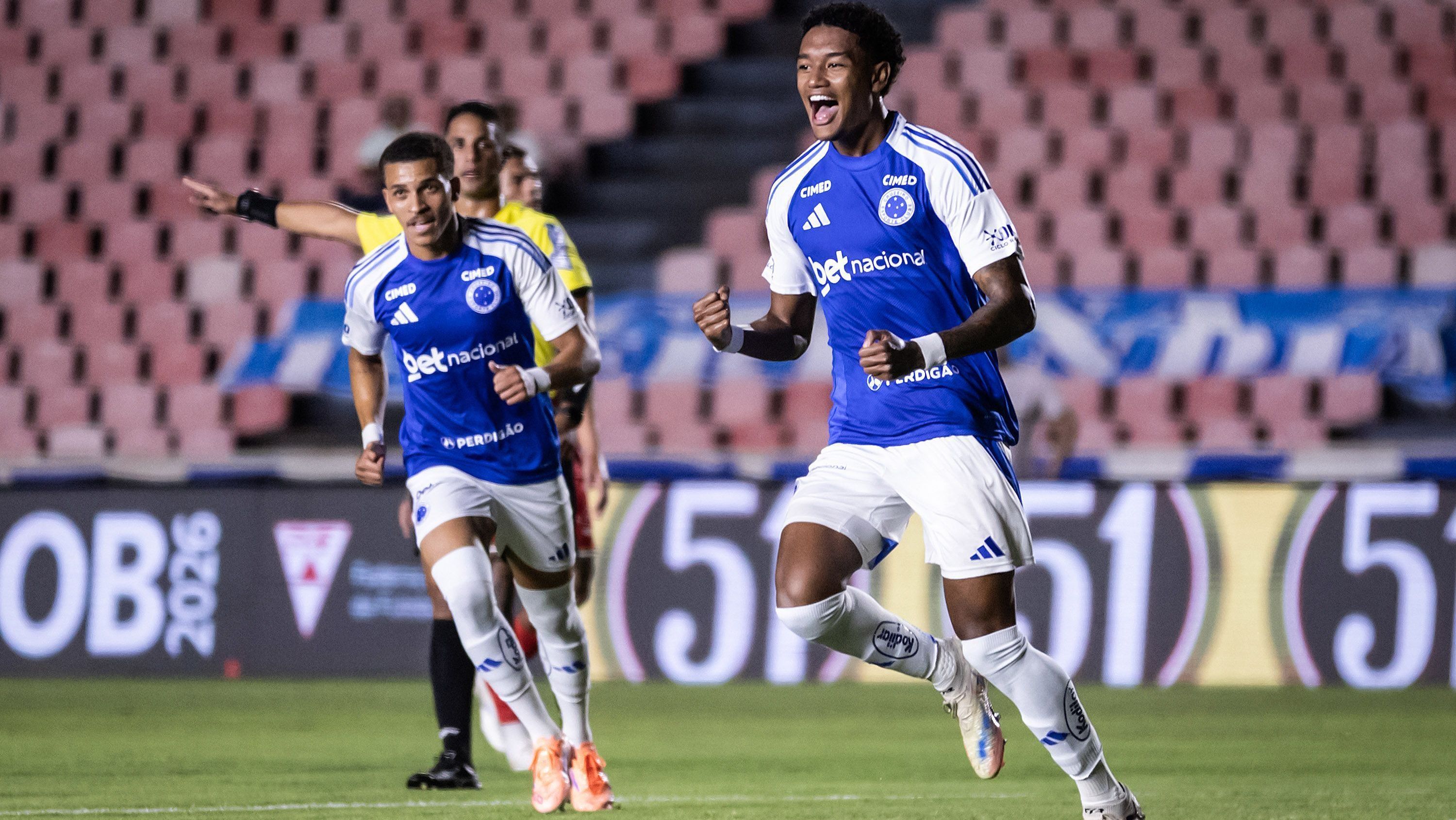 Kenji comemora gol do Cruzeiro sobre o Tombense