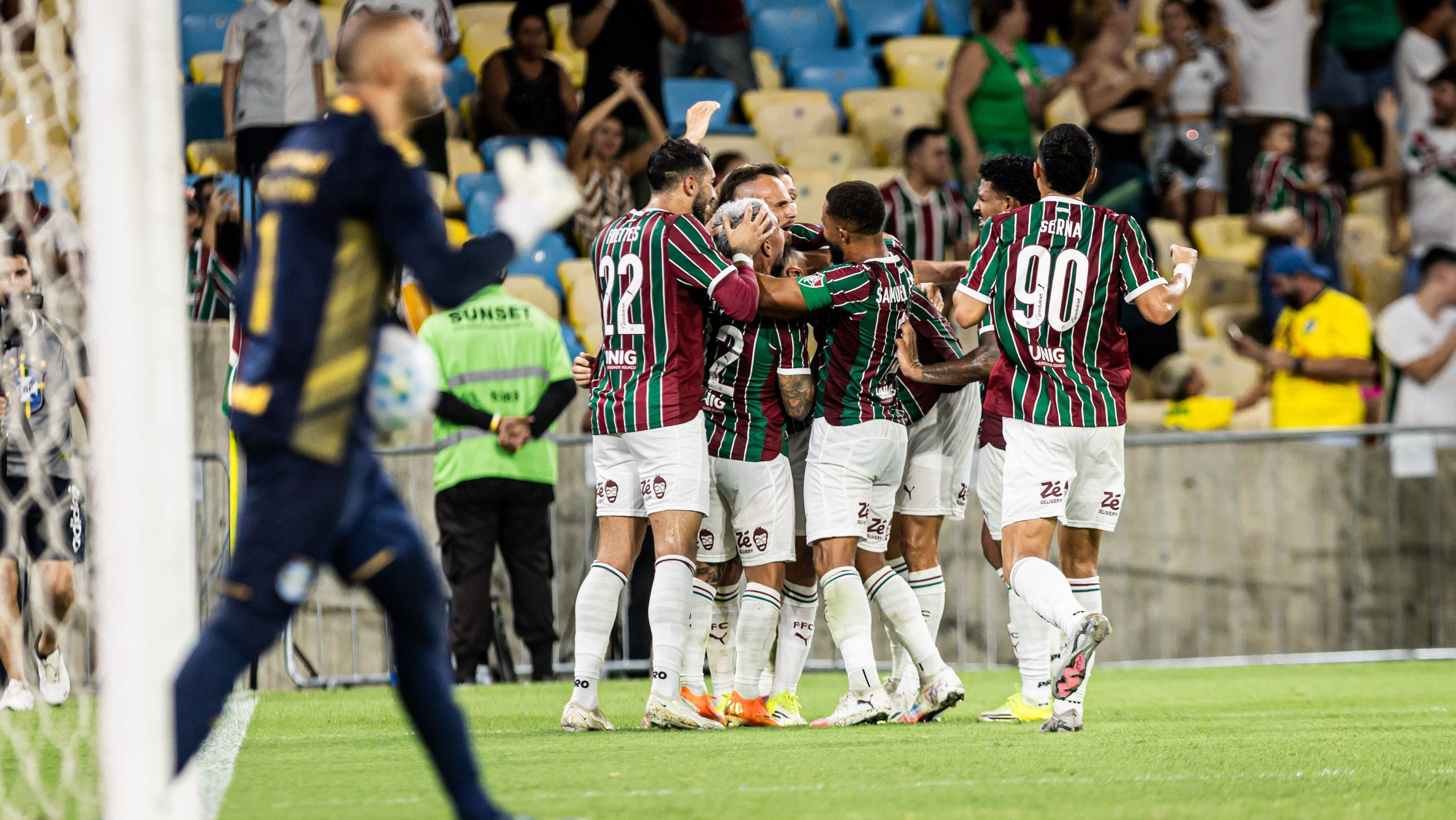 Jogadores do Fluminense comemoram com Lucho Acosta o segundo gol contra o Grêmio pelo Brasileirão