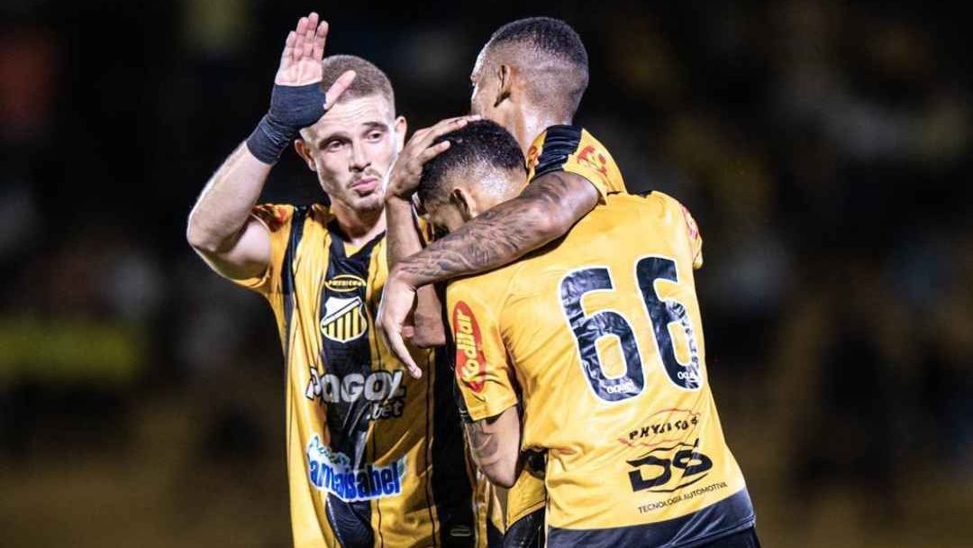 Jogadores do Novorizontino comemoram com Helio Borges, autor do quarto gol na goleada sobre o Palmeiras
