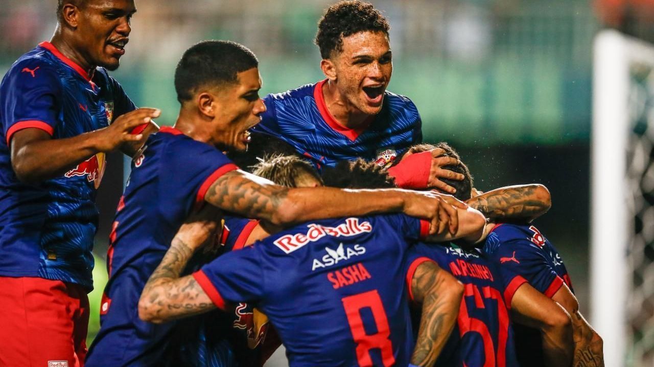 Jogadores do Red Bull Bragantino comemoram o gol de Juninho Capixaba na vitória sobre o Coritiba pelo Brasileirão