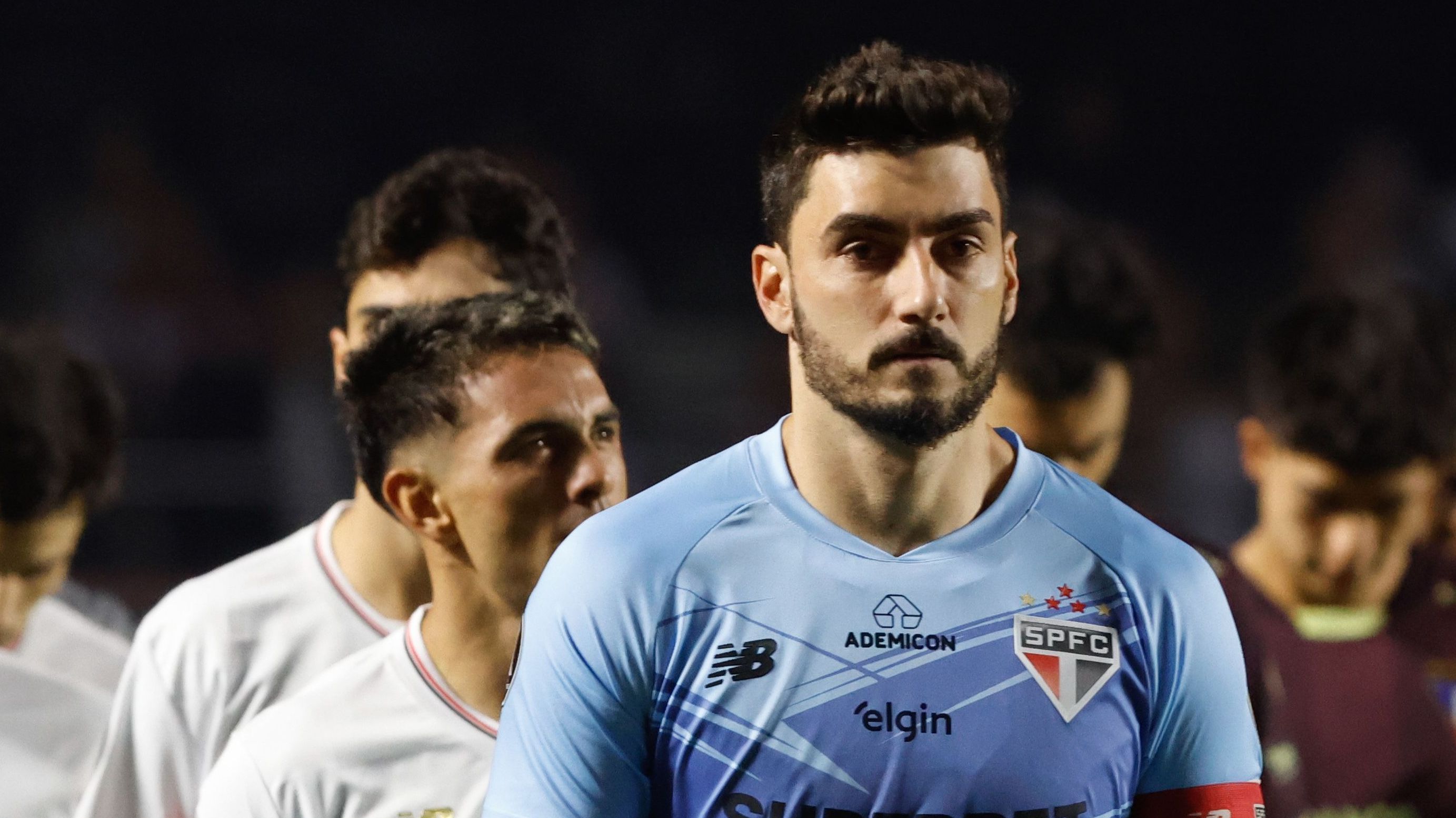 Rafael, goleiro do São Paulo, lidera a fila de jogadores em partida do Brasileirão 2025