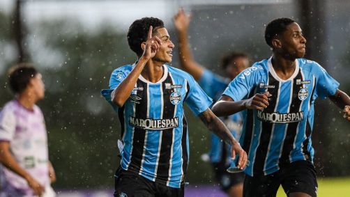 Adrielson comemora gol que abriu o placar em Grêmio x Falcon pela Copinha