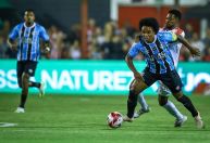 Com estrela de Carlos Vinicius, Grêmio bate Guarany de Bagé pelo Gauchão
