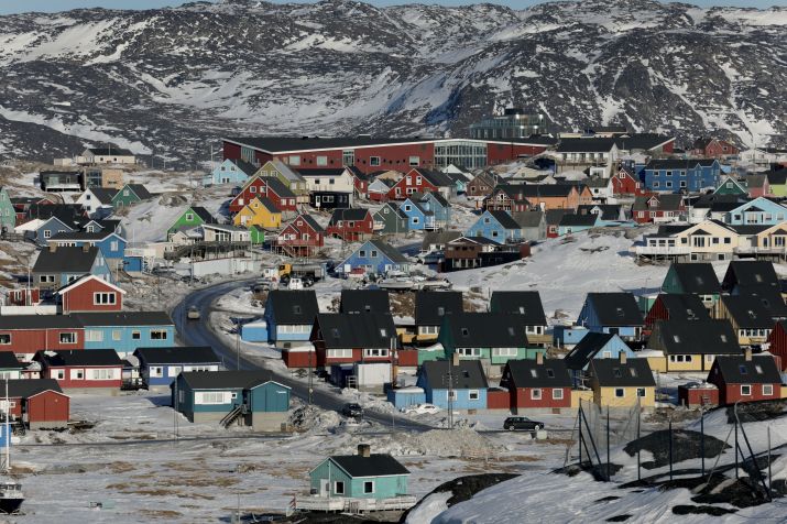 A vila de Ilulissat, com uma população de aproximadamente 4.000 habitantes, está situada entre geleiras e colinas cobertas de neve em Ilulissat, Groenlândia. • Joe Raedle/Getty Images