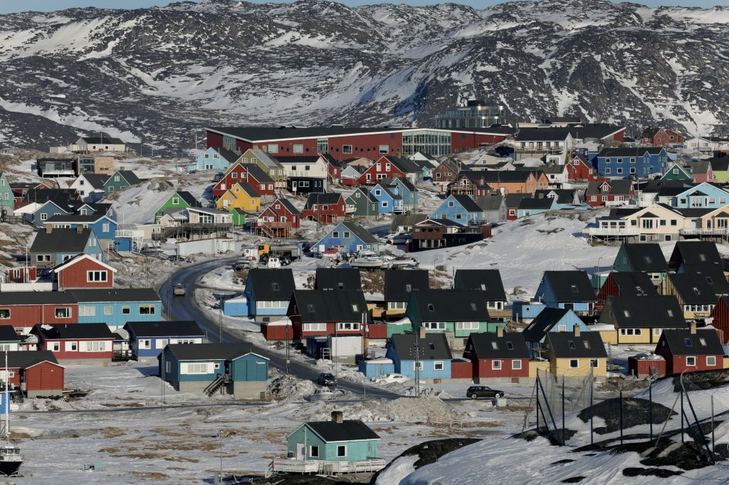 A vila de Ilulissat, com uma população de aproximadamente 4.000 habitantes, está situada entre geleiras e colinas cobertas de neve em 11 de março de 2025, em Ilulissat, Groenlândia.