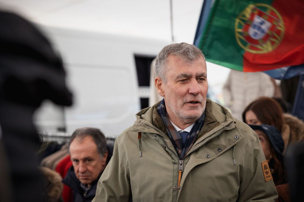 Henrique Gouveia e Melo, candidato português às eleições presidenciais, visita mercados de rua em Gondomar e Vila Nova de Gaia (Afurada), em Portugal, no dia 15 de janeiro de 2026, durante a campanha oficial para a presidência