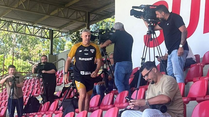 Hernán Crespo conversa com jornalistas em treino do São Paulo
