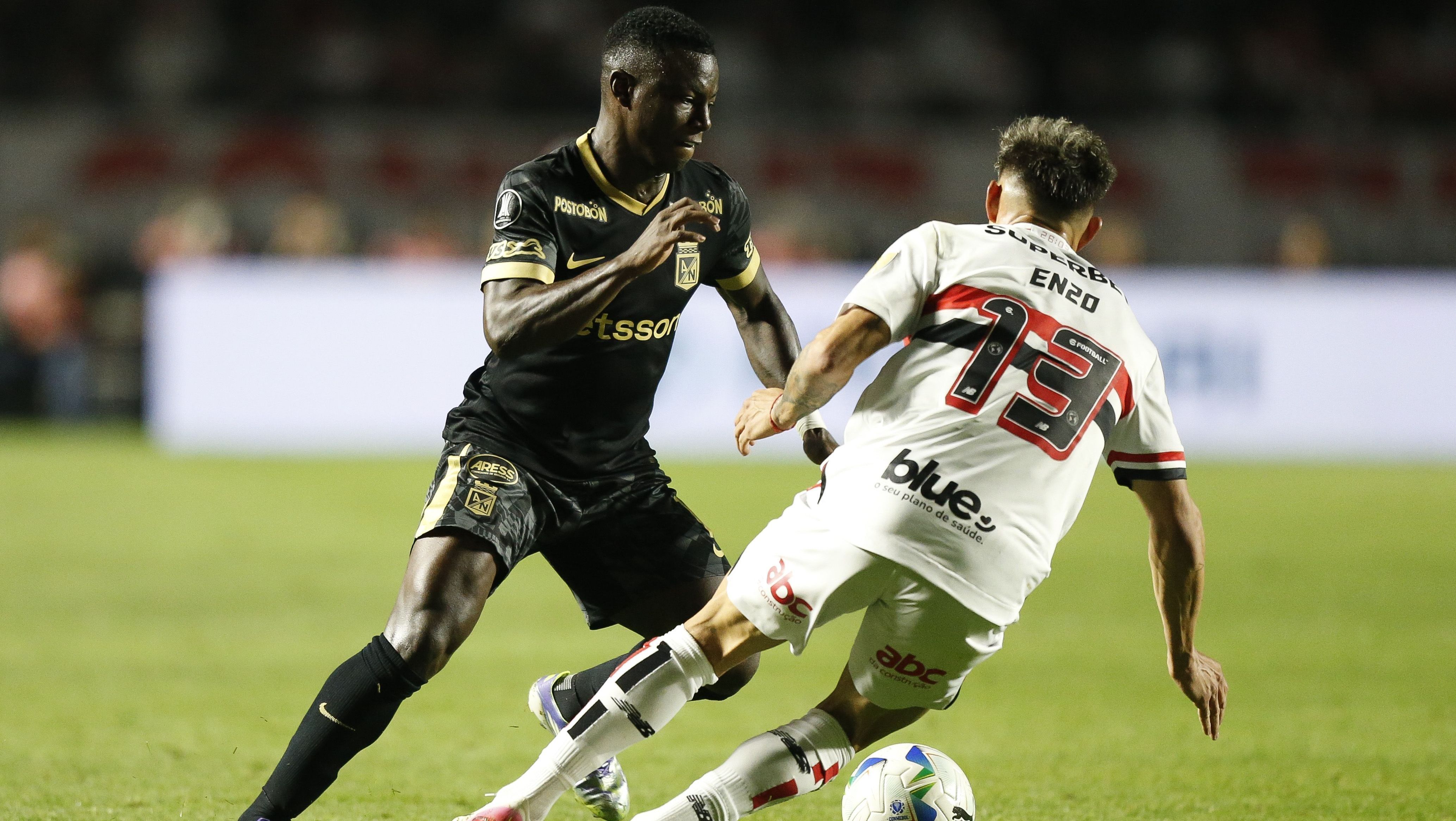 Hinestroza tenta jogada em partida do Atlético Nacional contra o São Paulo pela Libertadores