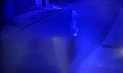 Homem é atacado a facadas após deitar na frente de casa para fugir do calor