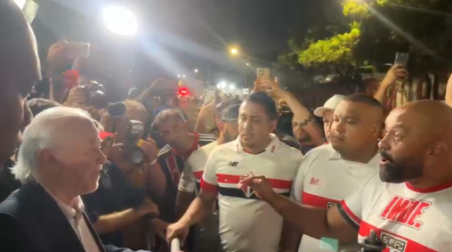 Harry Massis, presidente interino do São Paulo, conversou com torcida após afastamento de Casares