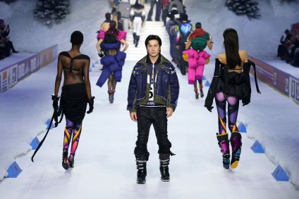 Hudson Williams, ator de "Heated Rivalry", desfilando para Dsquared2 na Semana de Moda Masculina de Milão
