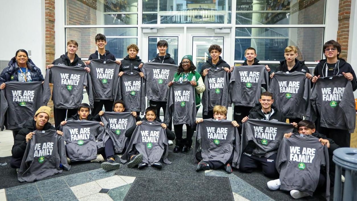 Victoria McGee, diretora da LeBron James Family Foundation, durante visita de adolescentes brasileiros a escola mantida pelo astro em Ohio