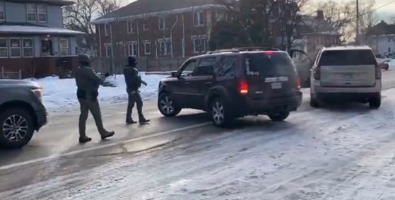Vídeo mostra momento em que mulher é morta por agente de imigração em Minneapolis, nos Estados Unidos
