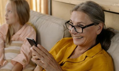 Número de idosos com celulares salta de 55% para 90%, diz pesquisa