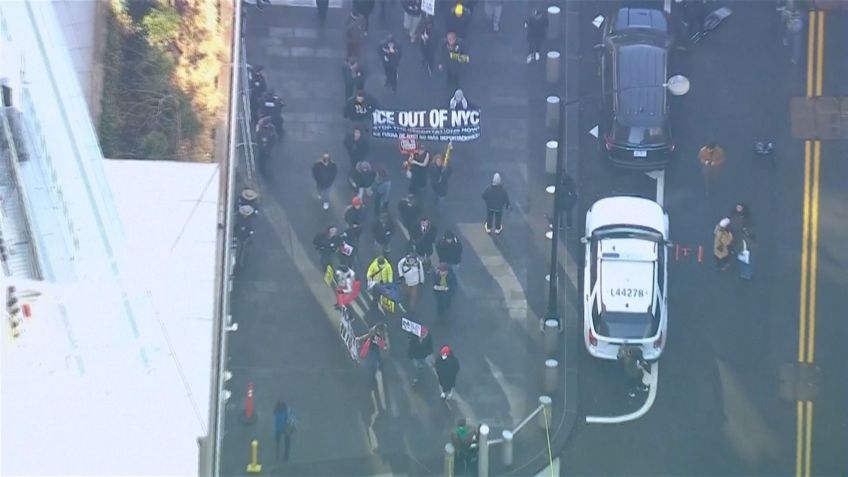 Imagem aérea de protestos em Nova York contra o Serviço de Imigração e Alfândega dos EUA; os manifestantes carregam um cartaz escrito "ICE fora de Nova York"  • ABC AFFILIATE WABC