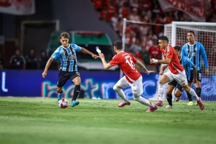 Lance de Inter x Grêmio pelo Campeonato Gaúcho