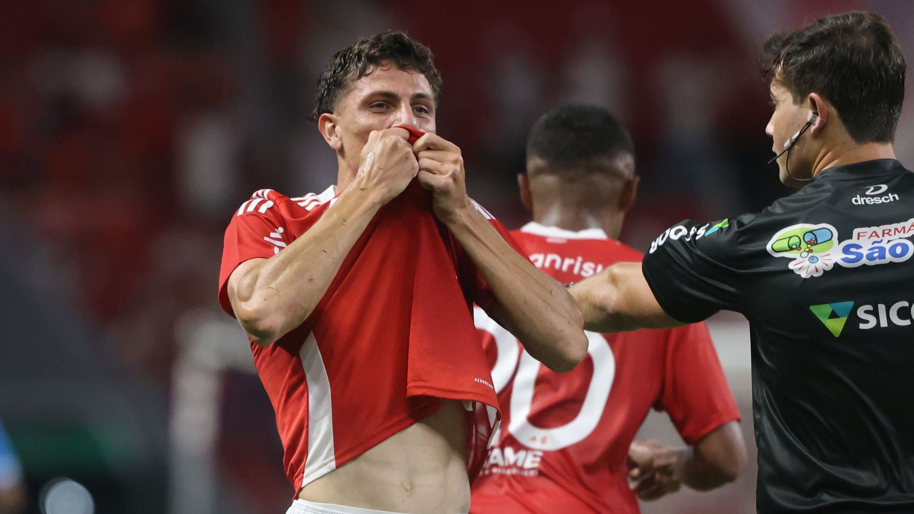 Diego Coser comemora gol da vitória do Inter contra o Novo Hamburgo