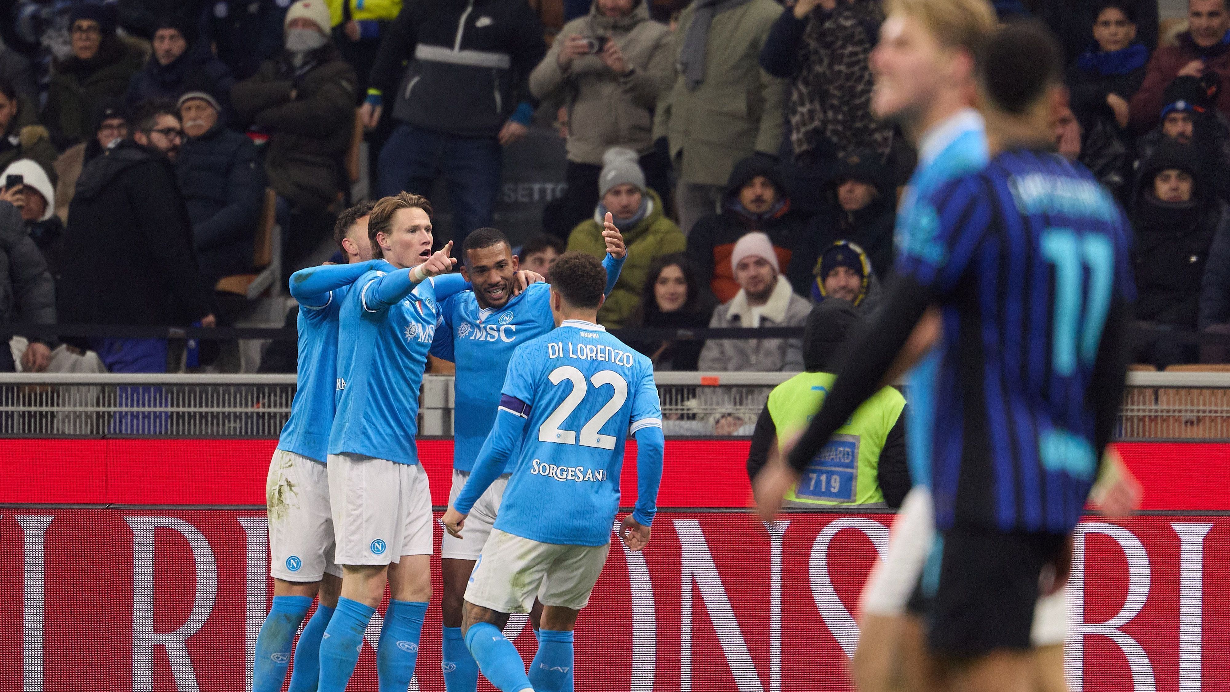 Scott McTominay e companheiros comemoram segundo gol do Napoli contra a Inter