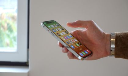 iphone-na-mao-com-tela-inicial-do-ios-aplicativos-visiveis-uso-de-smartphone-apple-em-ambiente-interno