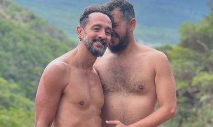 Irandhir Santos relaxa em férias com marido na Bahia; veja fotos