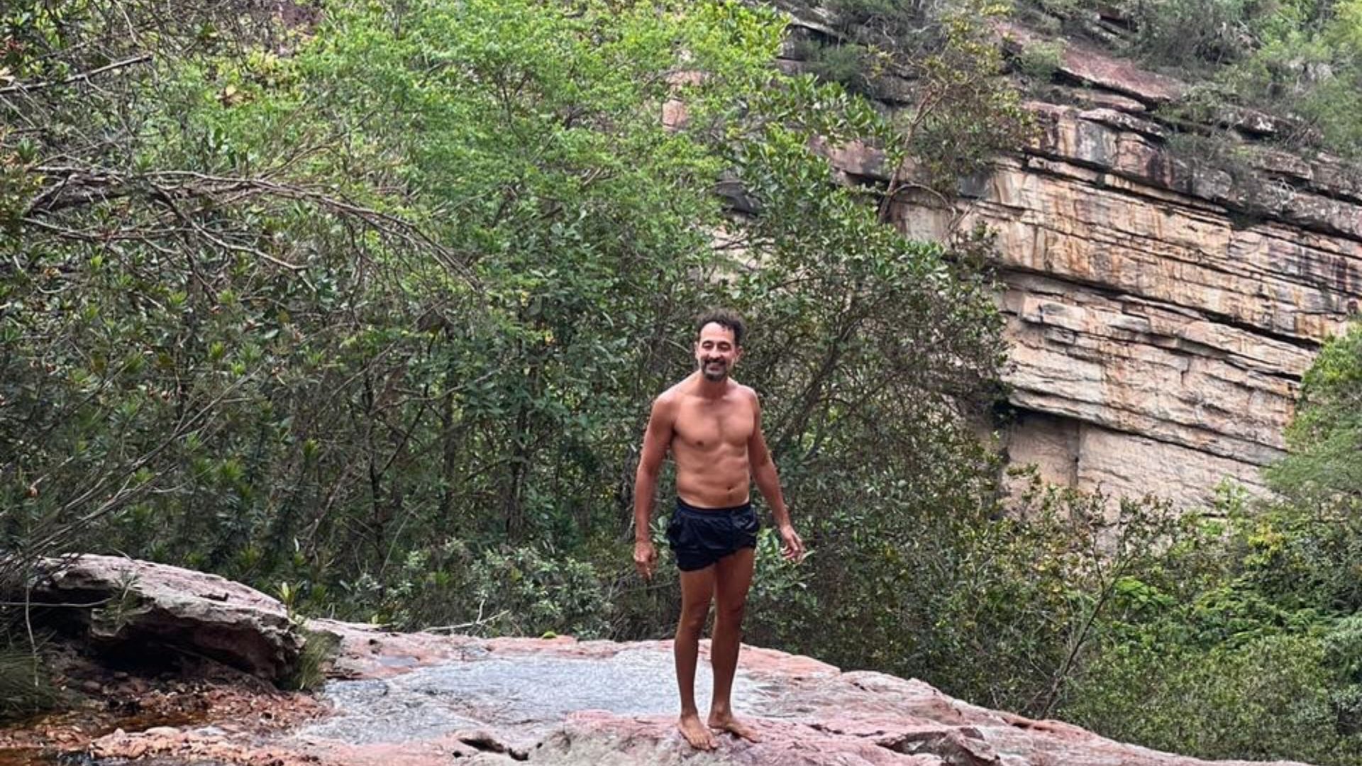 Irandhir Santos está com o marido na Chapada Diamantina, na Bahia • Instagram/Roberto Efrem Filho
