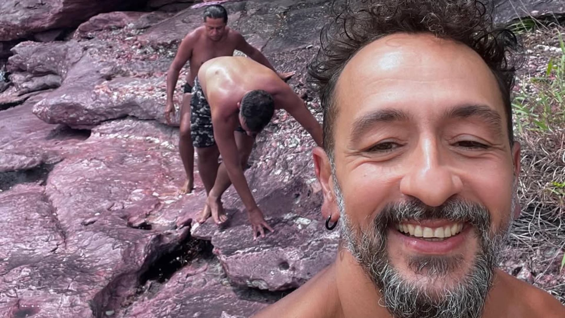 O casal está na companhia do ator Arilson Lopes • Instagram/Roberto Efrem Filho