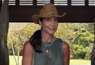 Solteira, Ivete Sangalo usa vestido transparente em Trancoso