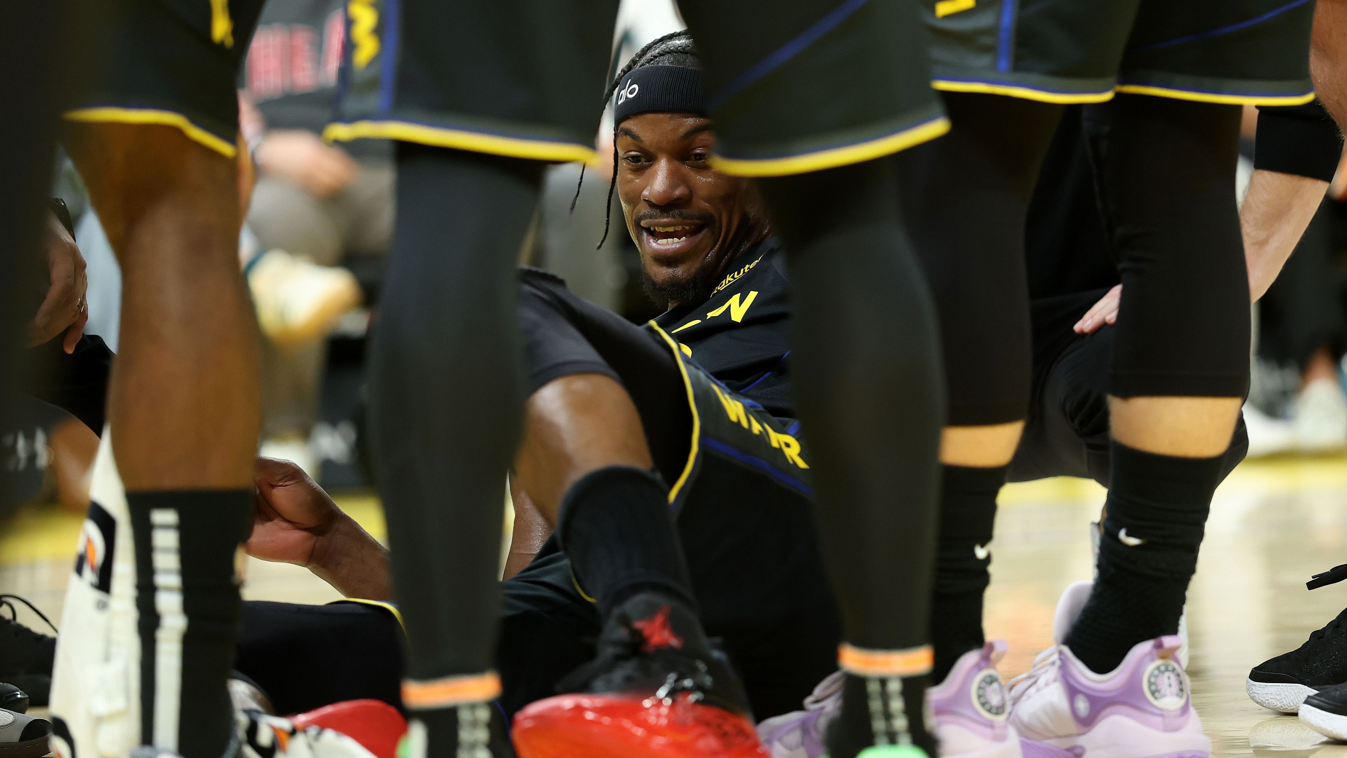 Jimmy Butler no chão após tentar uma cesta na vitória dos Warriors sobre o Heat
