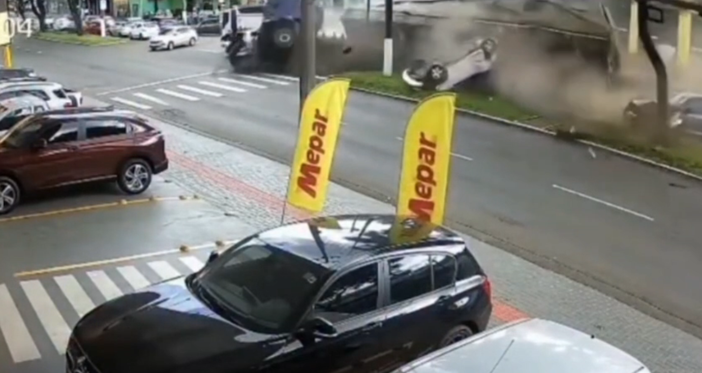 Imagem de destaque do post: Vídeo: carreta colide com oito veículos e deixa cerca de 10 feridos em SC