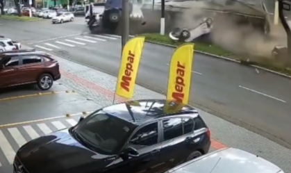 Imagem de destaque do post: Vídeo: carreta colide com oito veículos e deixa cerca de 10 feridos em SC