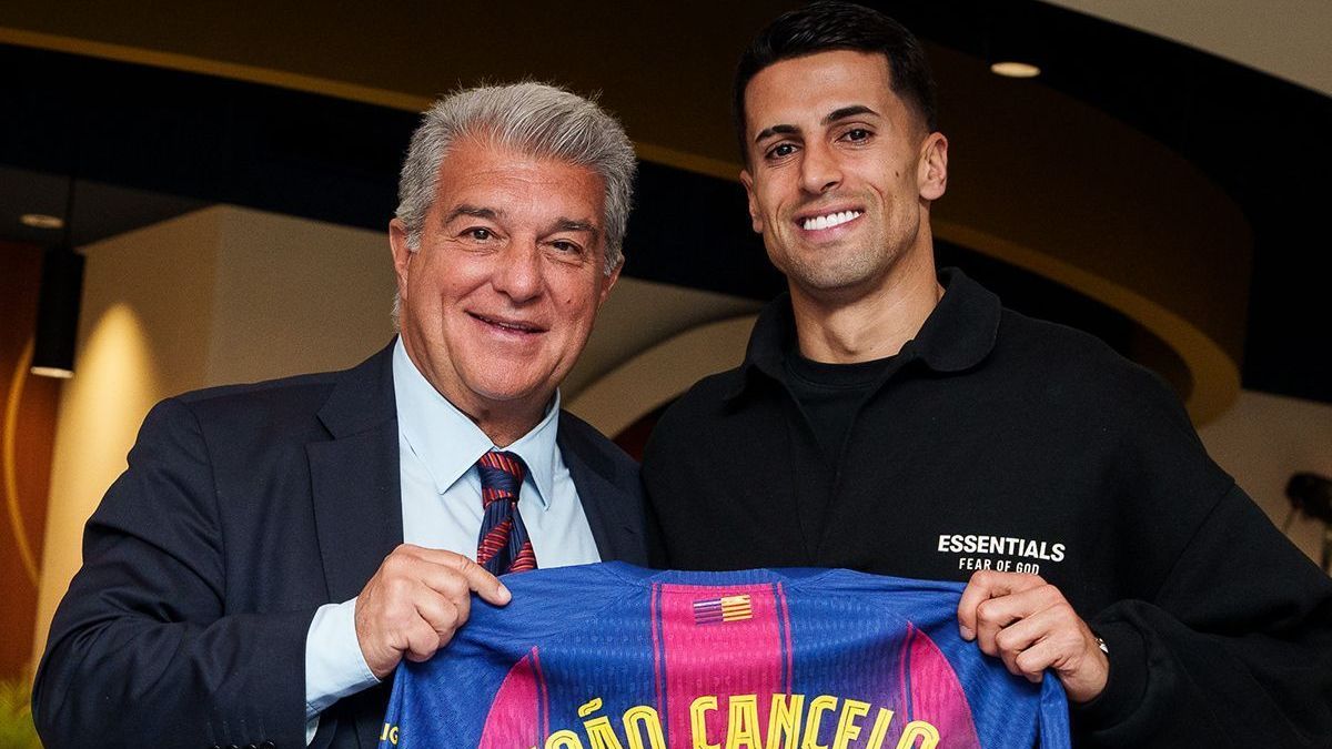 Joan Laporta, presidente do Barcelona, ao lado do lateral João Cancelo, novo reforço do clube
