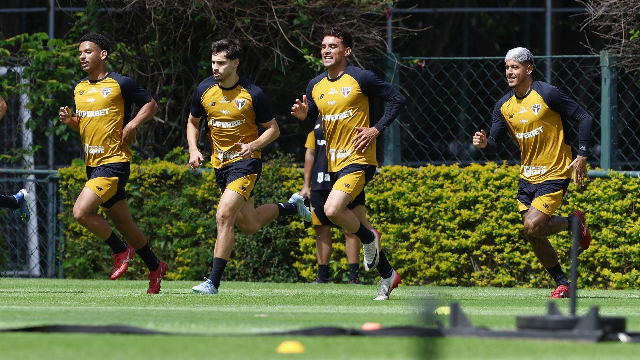 Jogadores do São Paulo em treino no CT da Barra Funda