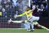 Ex-Botafogo, John falha e vê Aston Villa vencer Forest pela Premier League