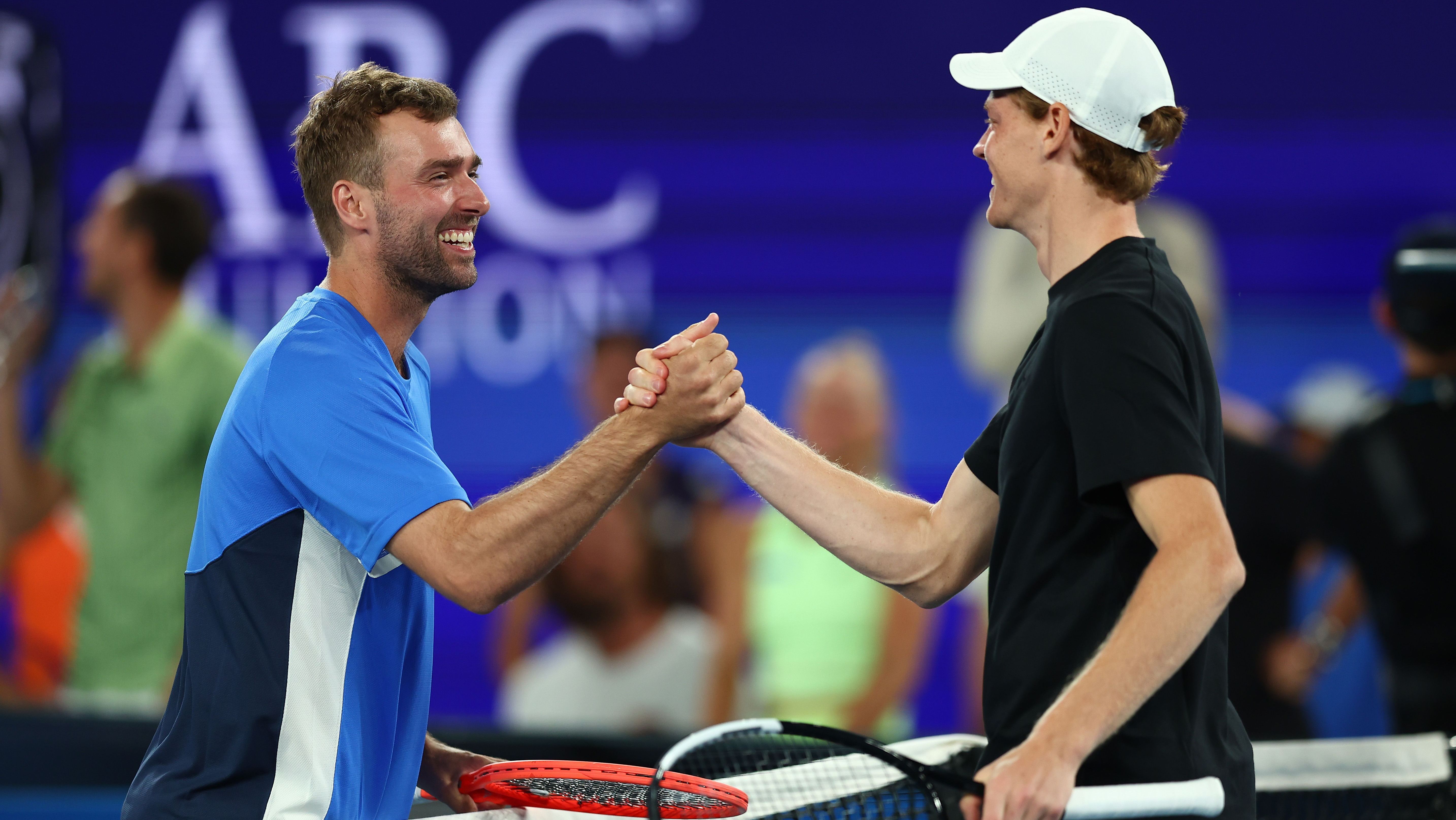 Amador Jordan Smith cumprimenta Jannik Sinner após vencer o italiano no torneio 1 Point Slam, na Austrália