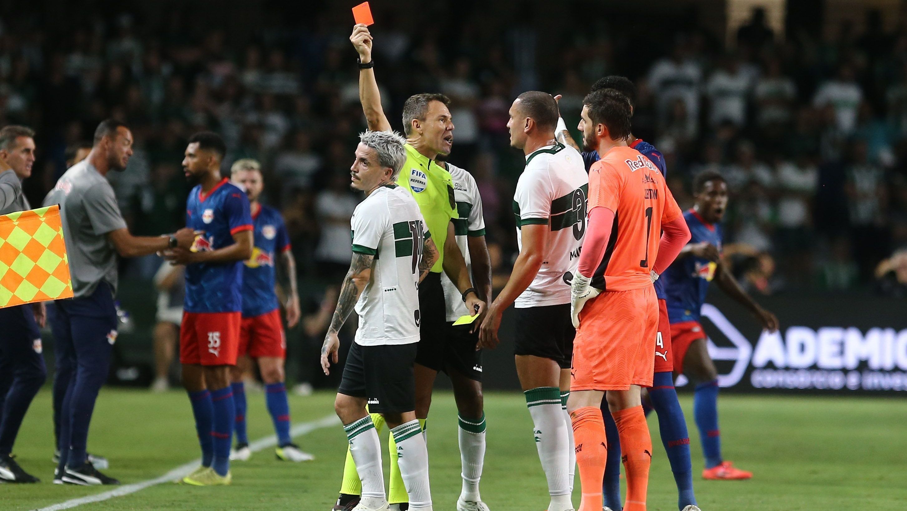 Josué, do Coritiba, recebe o primeiro cartão vermelho do Brasileirão 2026