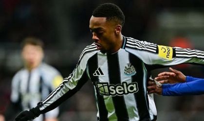 Newcastle condena ataques racistas e ameaças contra Joe Willock