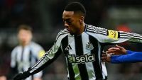 Newcastle condena ataques racistas e ameaças contra Joe Willock