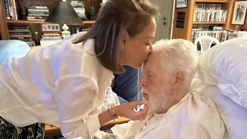 Júlia Almeida compartilha foto com Manoel Carlos após morte do autor