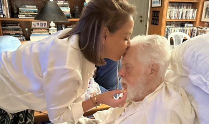 Júlia Almeida compartilha foto com Manoel Carlos após morte do autor