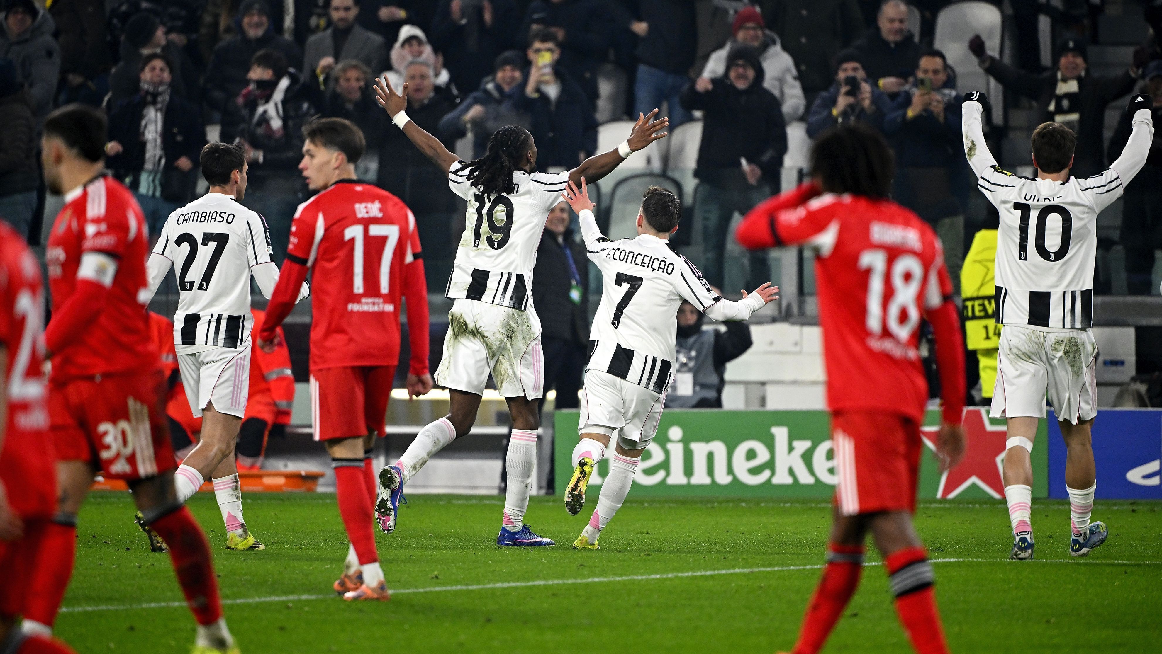 Jogadores da Juventus comemoram gol contra o Benfica pela Champions League