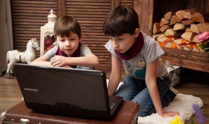 duas-criancas-assistindo-youtube-kids-em-um-notebook